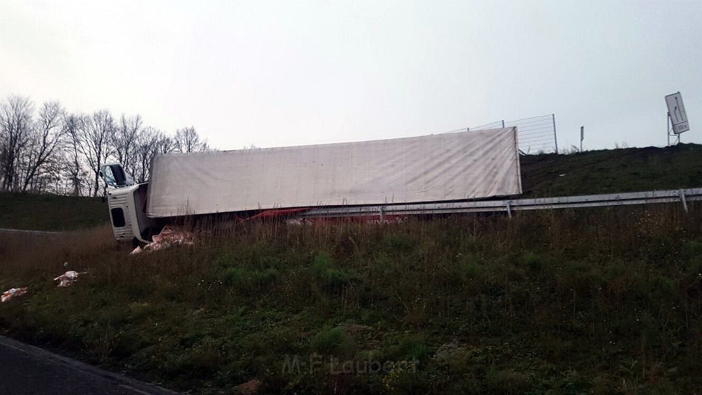 VU LKW umgestuerzt A 1 Rich A 4 Frankfurt im Kreuz Koeln West P175.jpg